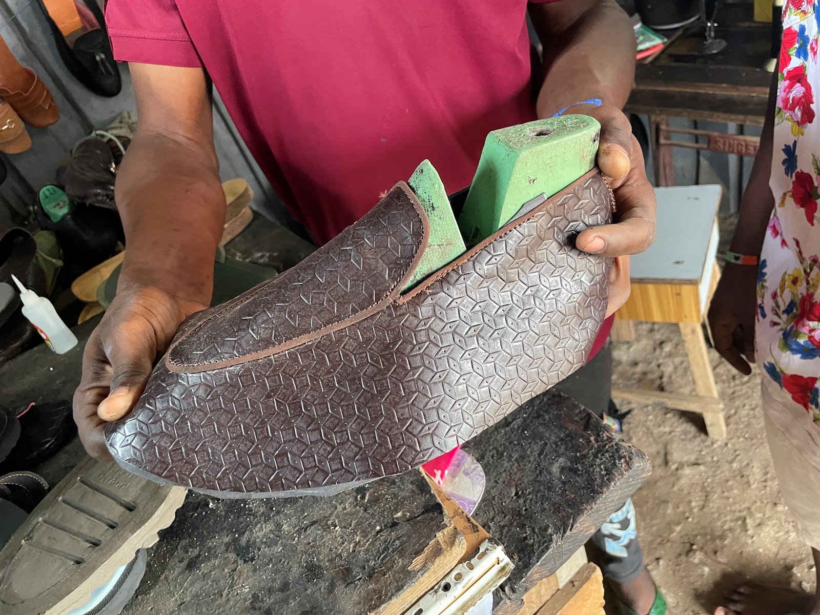 Traditionell gefertigte Arbeitsstiefel mit sichtbarer Doppelnaht und geschichtetem Lederabsatz